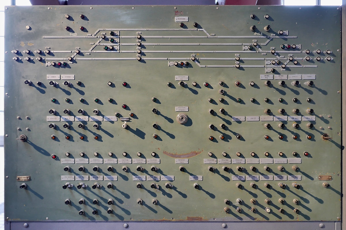 Eines der wenigen nicht-rollenden Exponate, eine Schalttafel eines elektromechanischen Stellwerks, im Russischen Eisenbahnmuseum in St. Petersburg, 4.11.2017