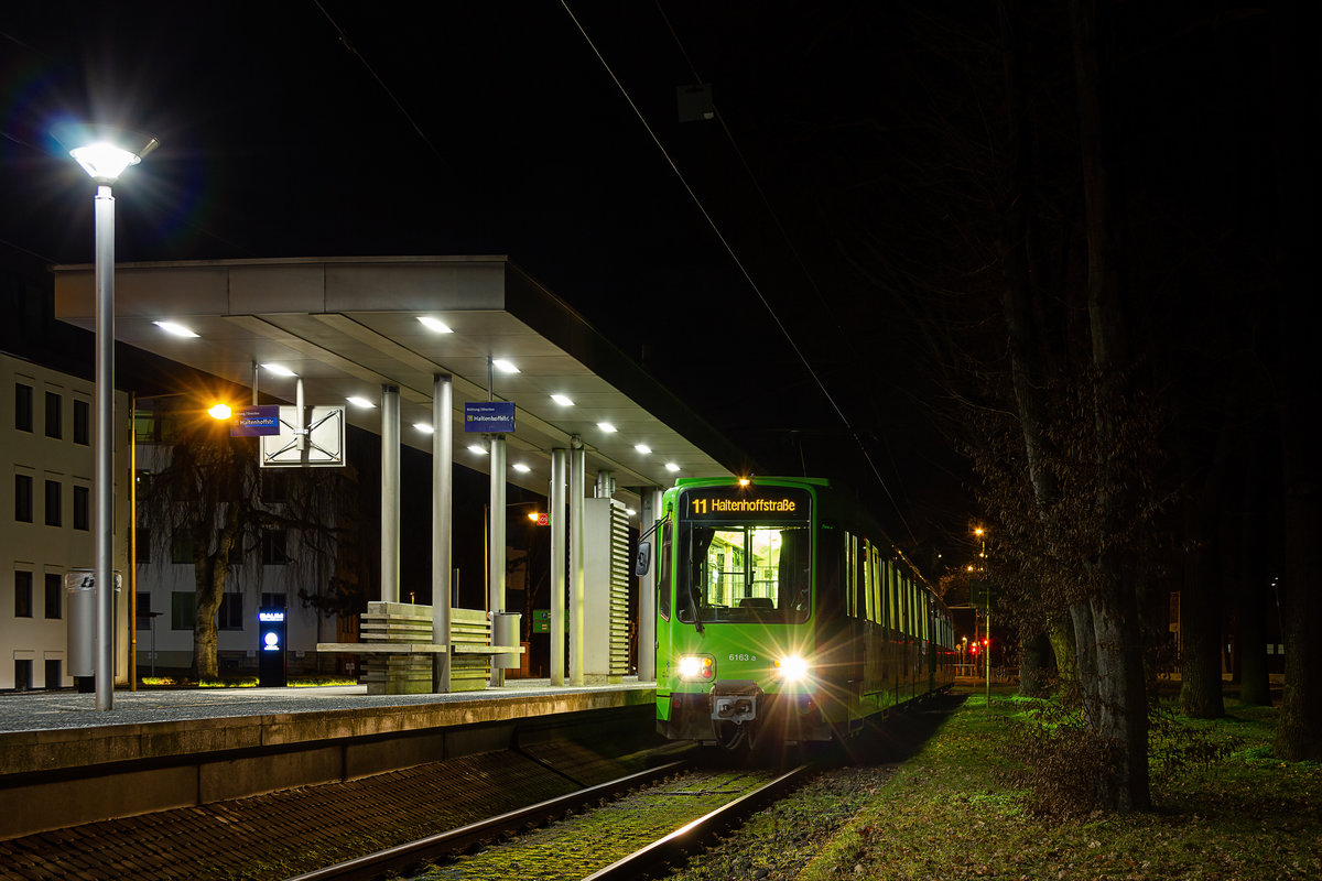 Eines der wenigen verbliebenen Einsatzgebiete der TW6000 in Hannover ist die Linie 11, welche größtenteils mit diesen Fahrzeugen bedient wird. An der Endhaltestelle Zoo steht hier am Abend des 19. Februar 2021 die Traktion aus den Wagen 6163 und 6258 für die knapp 20 Minuten lange Fahrt zur Haltenhoffstraße bereit.