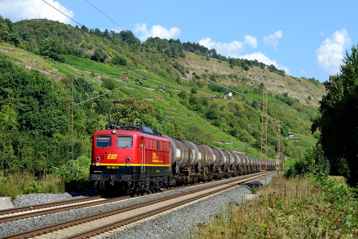 Einfach an die Strecke stellen und schauen, was kommt....Am 28. August 2016 legte ich einen kurzen Zwischenhalt im Maintal ein. Dabei konnte ich diese Sonderleistung bei Gambach fotografieren: Die EBM 140 003 fuhr mit ihrem DGS 95466 nordwärts. Schön, die inzwischen 59 Jahre alte Maschine noch im Dienst erleben zu können.