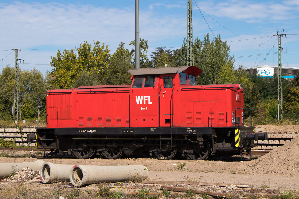 Einfach mal die Kamera hochgehalten und raus kam dabei dieses Foto. Ein WFL Goldbroiler, aber halt in rot :) 
345 286-9 sonnt sich am 9. September 2018 in Magdeburg-Sudenburg. 