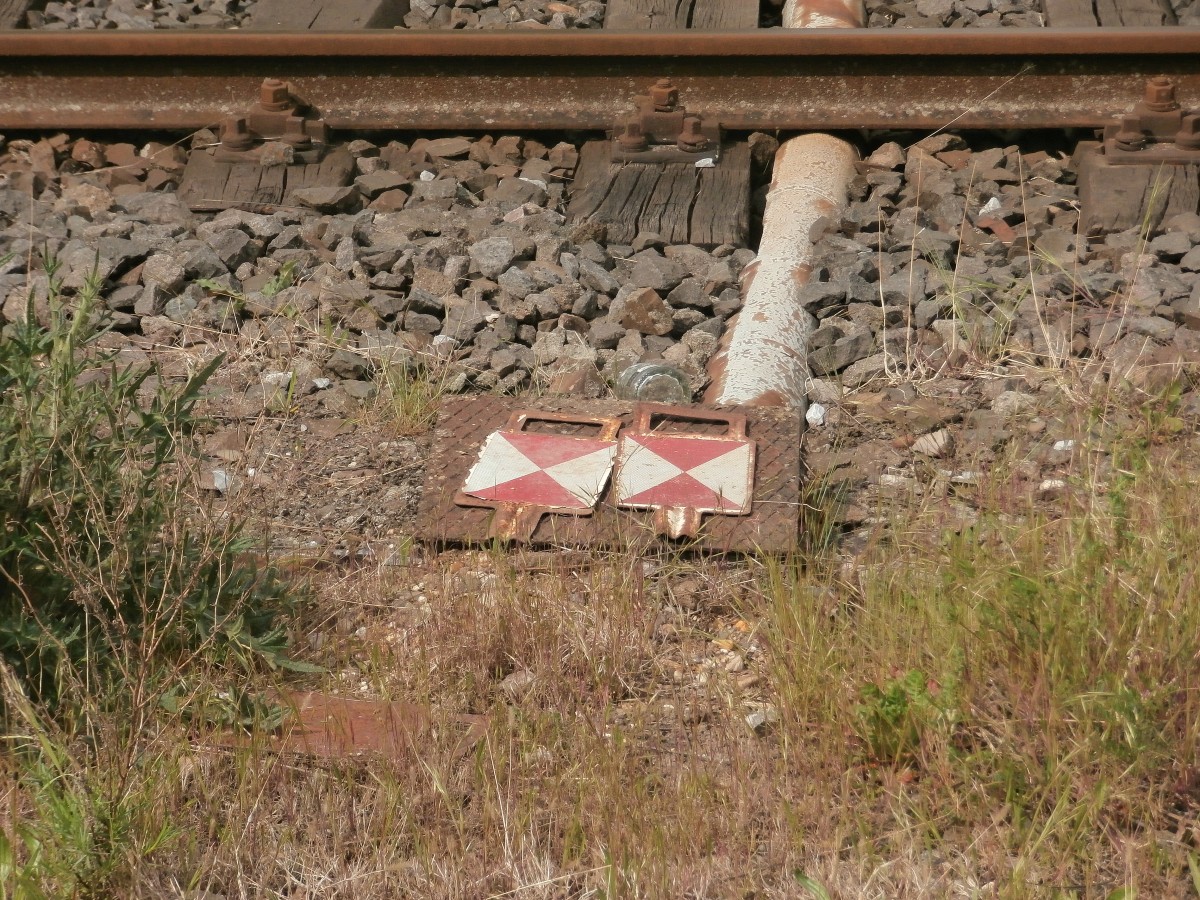 Einfach mal in die Sonne legen und abschalten wenn nichts zu tun ist dachten sich hier wohl die beiden Zugschluss Schilder im Rheindahlen Bahnhof.
26.04.2014 Rheindahlen
