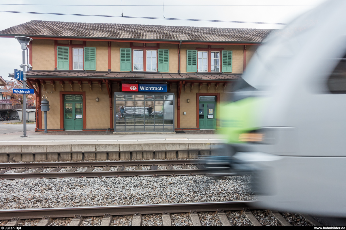 Einfahrende S-Bahn im Bahnhof Wichtrach am 17. November 2018.
