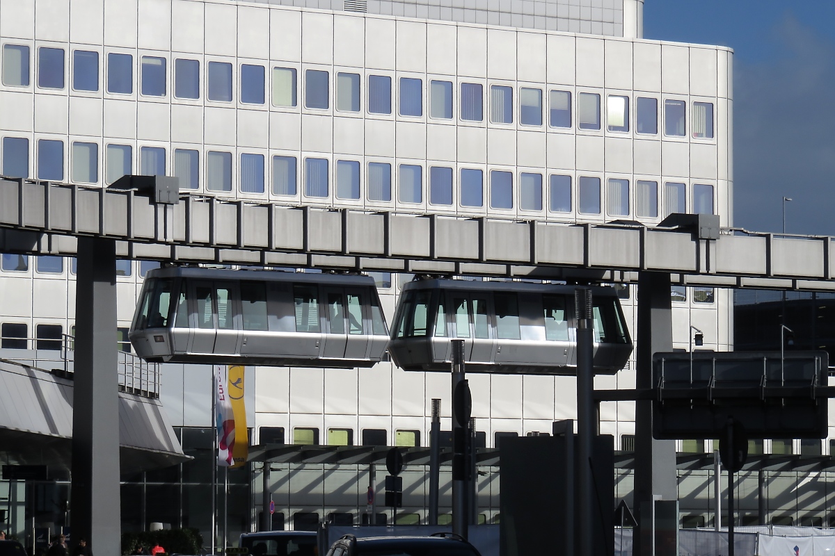 Einfahrender Skytrain im Flughafen Düsseldorf, 13.11.2017