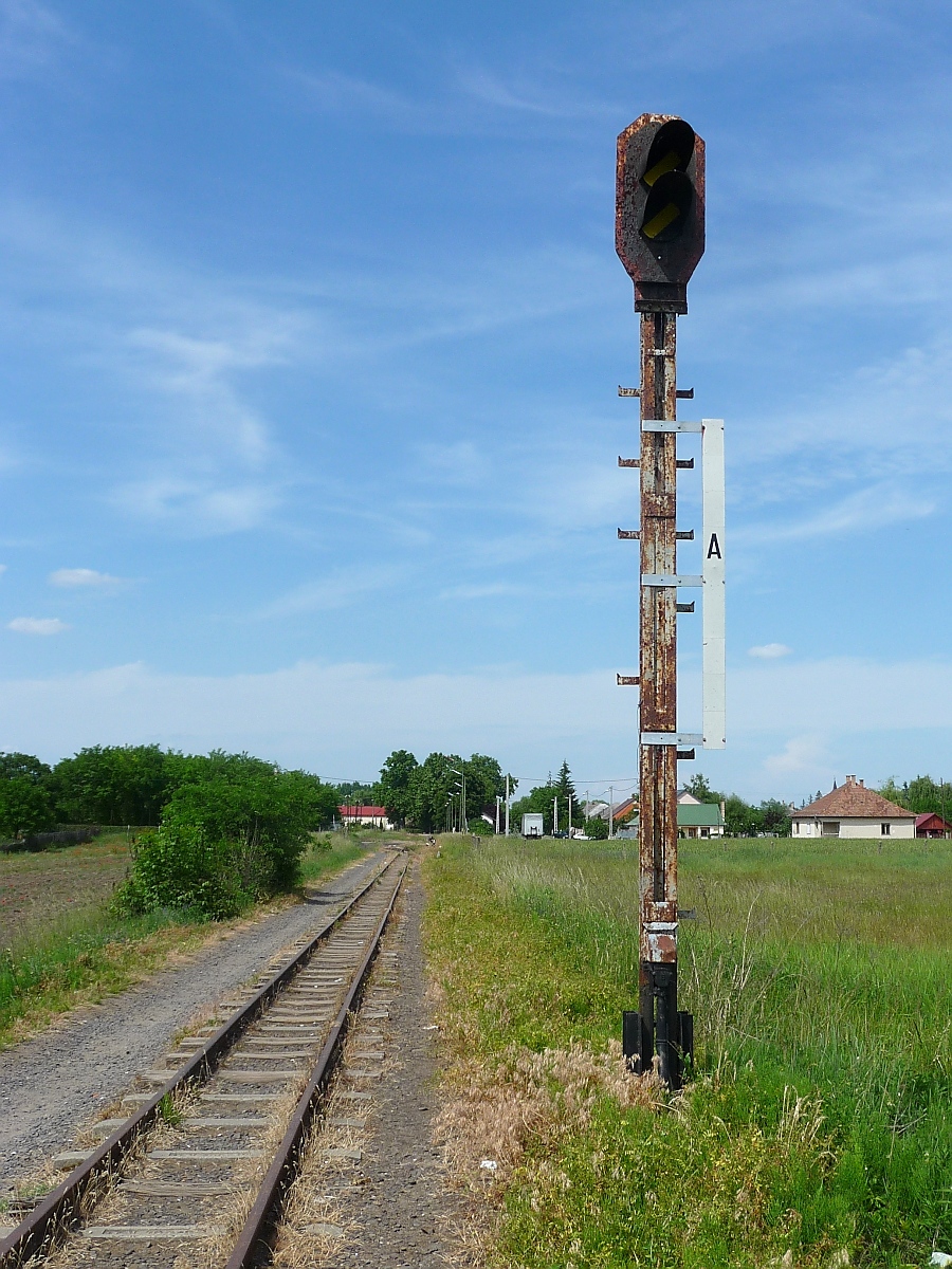 Einfahrsignal an der Strecke südlich vom Bahnhof Kotaj der 2009 stillgelegten Schmalspurstrecke von Nyiregyhaza nach Dombrad und Balsa, 29. ‎Mai ‎2016