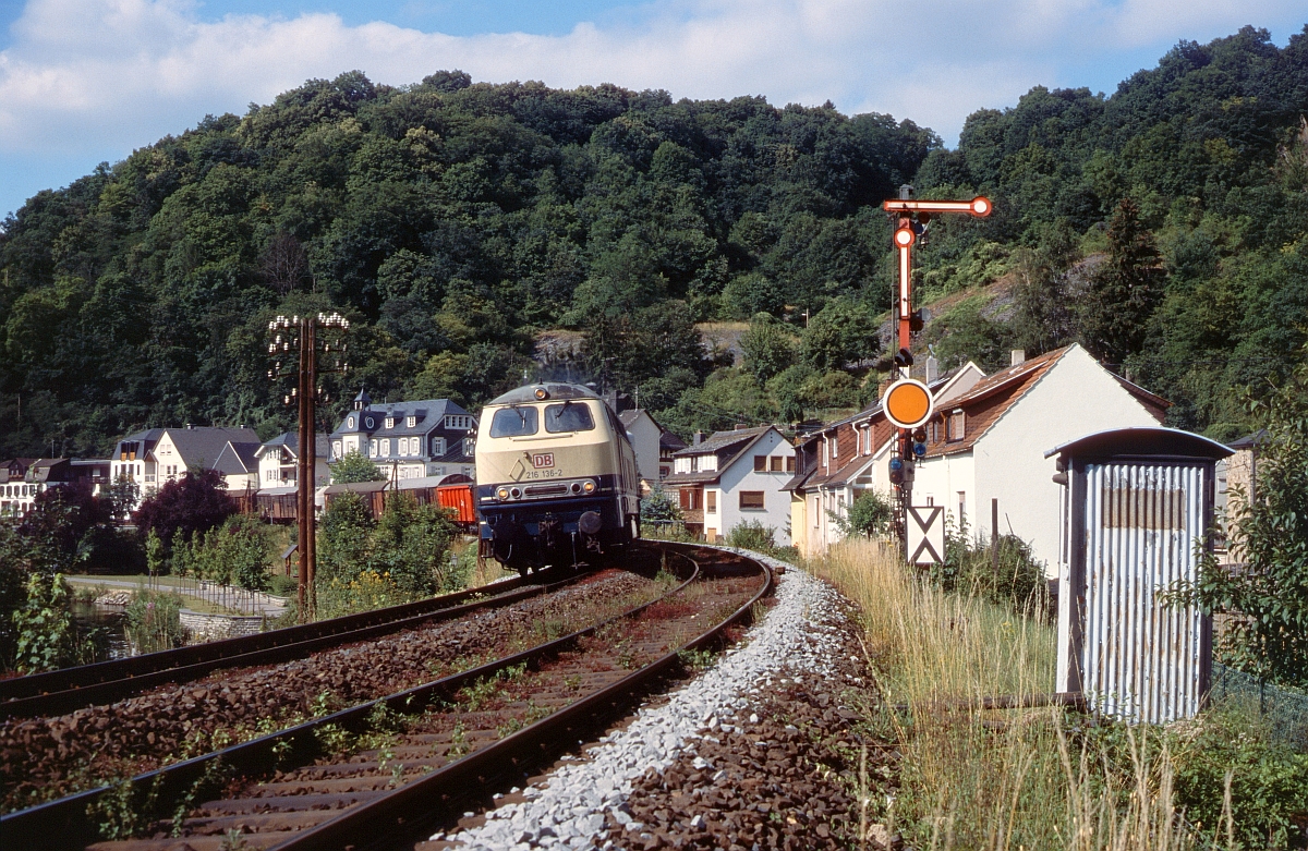 Einfahrsignal Balduinstein aus Richtung Koblenz. 216 136 mit Übergabe Limburg - Niederlahnstein (2.7.1999).