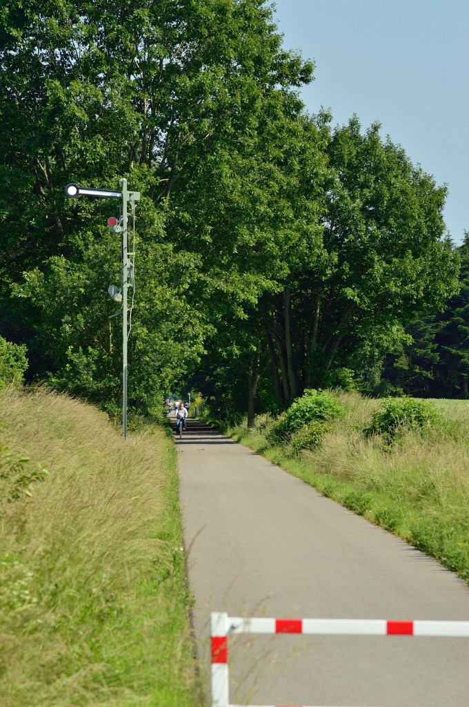 Einfahrsignal für Fahrräder??? 
Zumindest erinnert das Einfahrsignal daran, das hier mal der Hippelandexpress gefahren ist. Das Signal gehörte einst zum Bahnhof Marienbaum an der Strecke Duisburg-Kleve, von der nur noch der Teil bis Xanten bedient wird. 8.6.2014