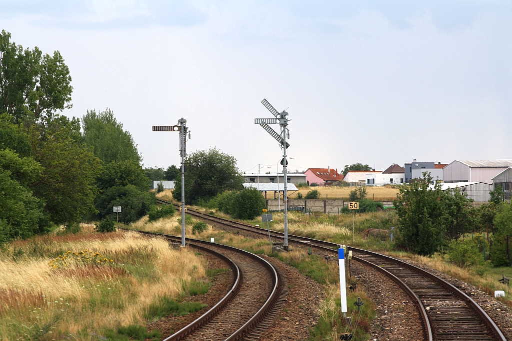 Einfahrsignale des Bahnhof Moravske Budejovice am 14.Juli 2018, links die Strecke von Znojmo, rechts von Lemnice.