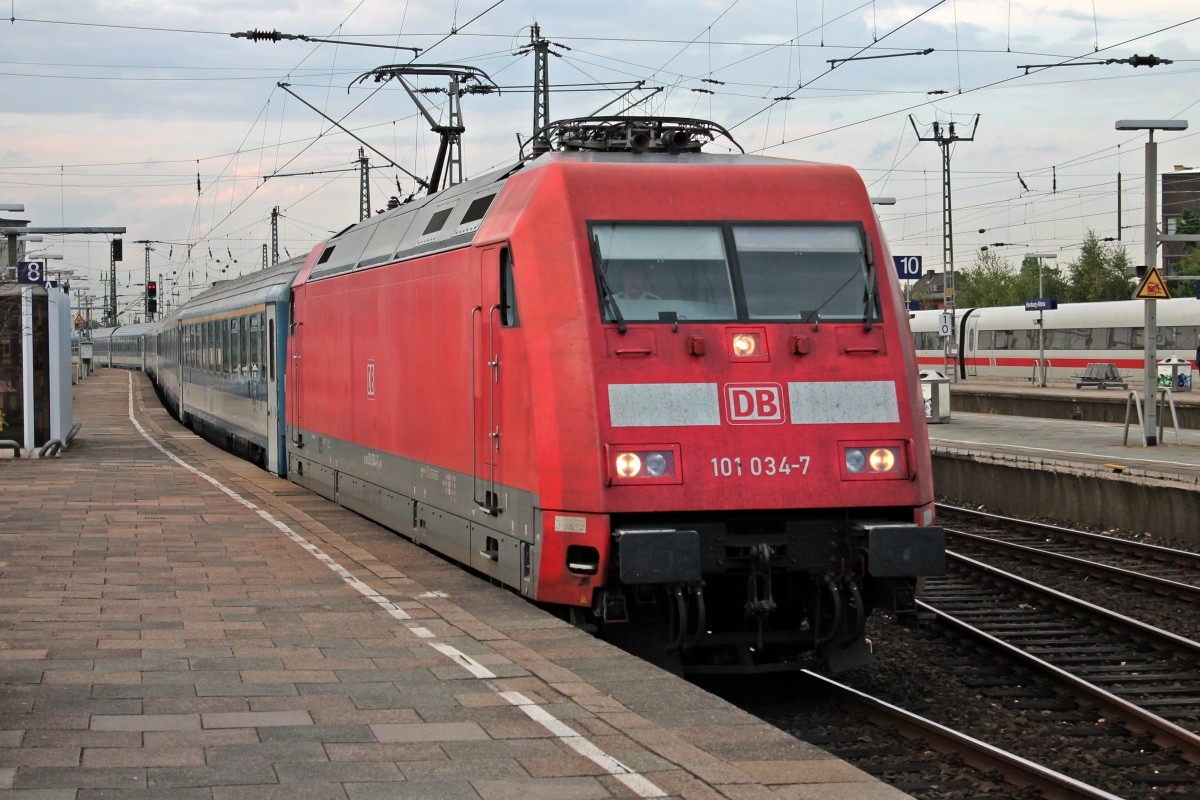 Einfahrt von 101 034-7 mit dem EC 174 (Budapest-Keleti - Hamburg-Altona) am 12.08.2014 in den Endbahnhof ein.