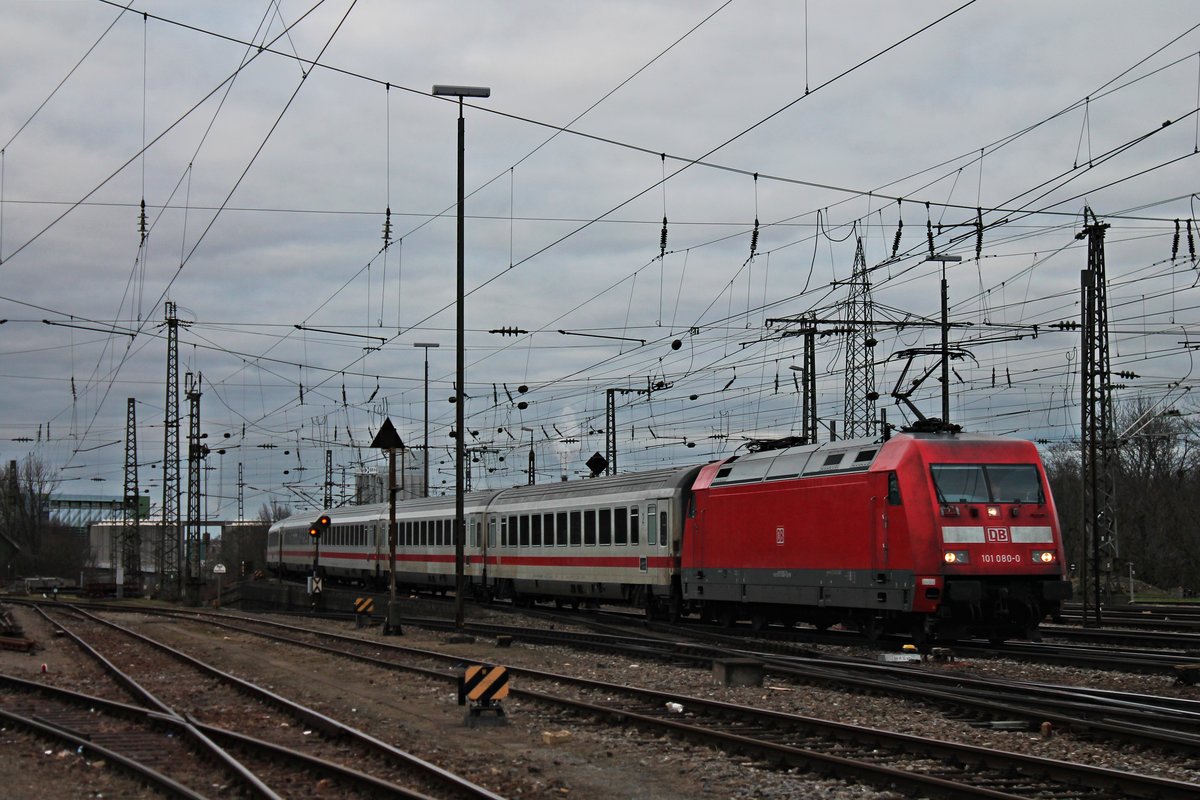 Einfahrt von 101 080-0 am Nachmittag des 30.01.2018 mit einem ICE-Ersatzzug und der 120 152-4 am Zugschluss in den Badischen Bahnhof von Basel.