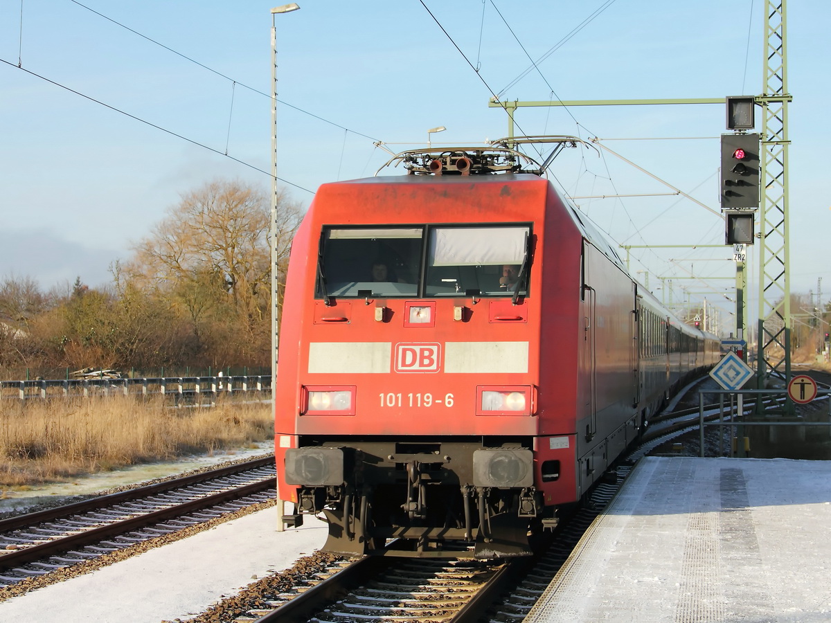 Einfahrt 101 119-6 als EC 379 vom Ostseebad Binz nach Praha hl.n. am 27. Dezember 2014 in den Bahnhof Züssow. 