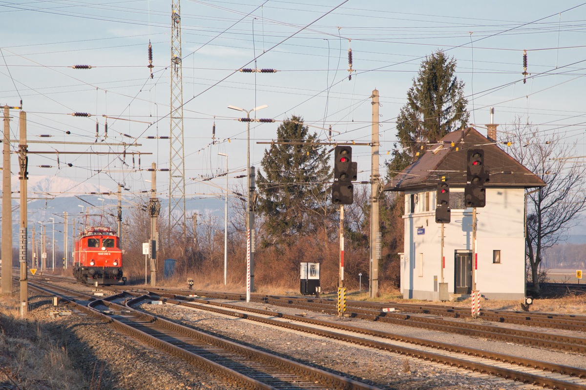 Einfahrt der 1020 018-6 in Ebenfurth, wo die drei Schlieren zur Abholung bereitstanden. (01.03.2015)
