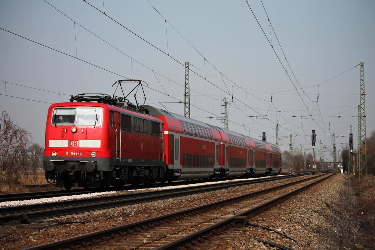 Einfahrt von der 111 048-5 als Ersatz für eine ausgefallene 146.1 des BW Freiburg am 18.03.2015 mit einem RE (Offenburg - Basel Bad Bf) in Orschweier. Grüße an den sehr netten Tf zurück.