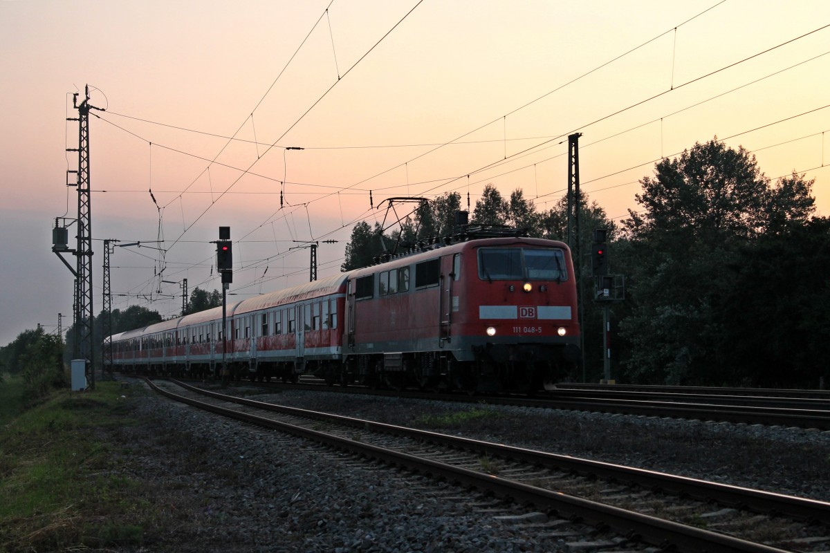 Einfahrt von 111 048-5 mit RE 26549 (Offenburg - Basel Bad Bf) am 11.07.2013 in Orschweier gen Freiburg. Dieser RE ist einer der letzten, die noch mit n-Wagen und 111er auf der KBS 703 gebildet wird.