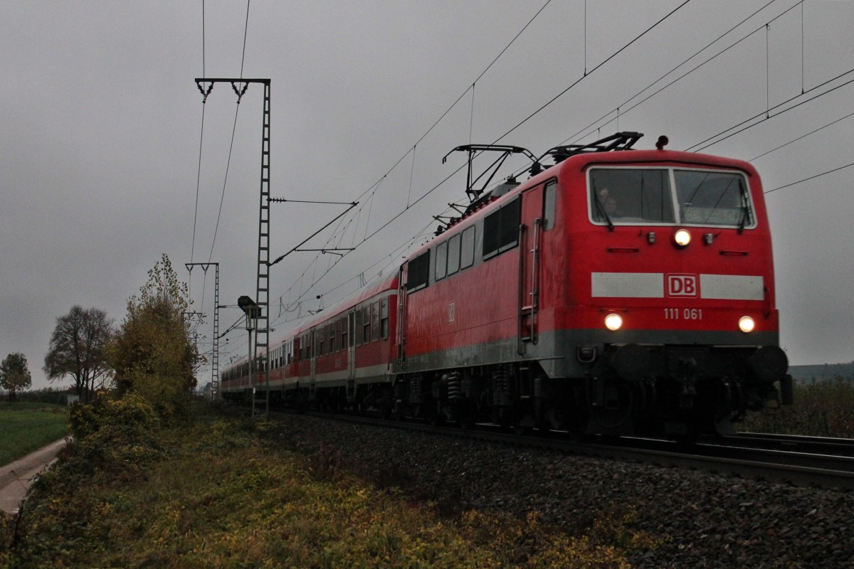 Einfahrt von 111 061 am 22.11.2013 mit der RB 26571 (Offenburg - Basel Bad Bf) in Müllheim (Baden) gen Süden. Gruß an den sehr netten Tf!