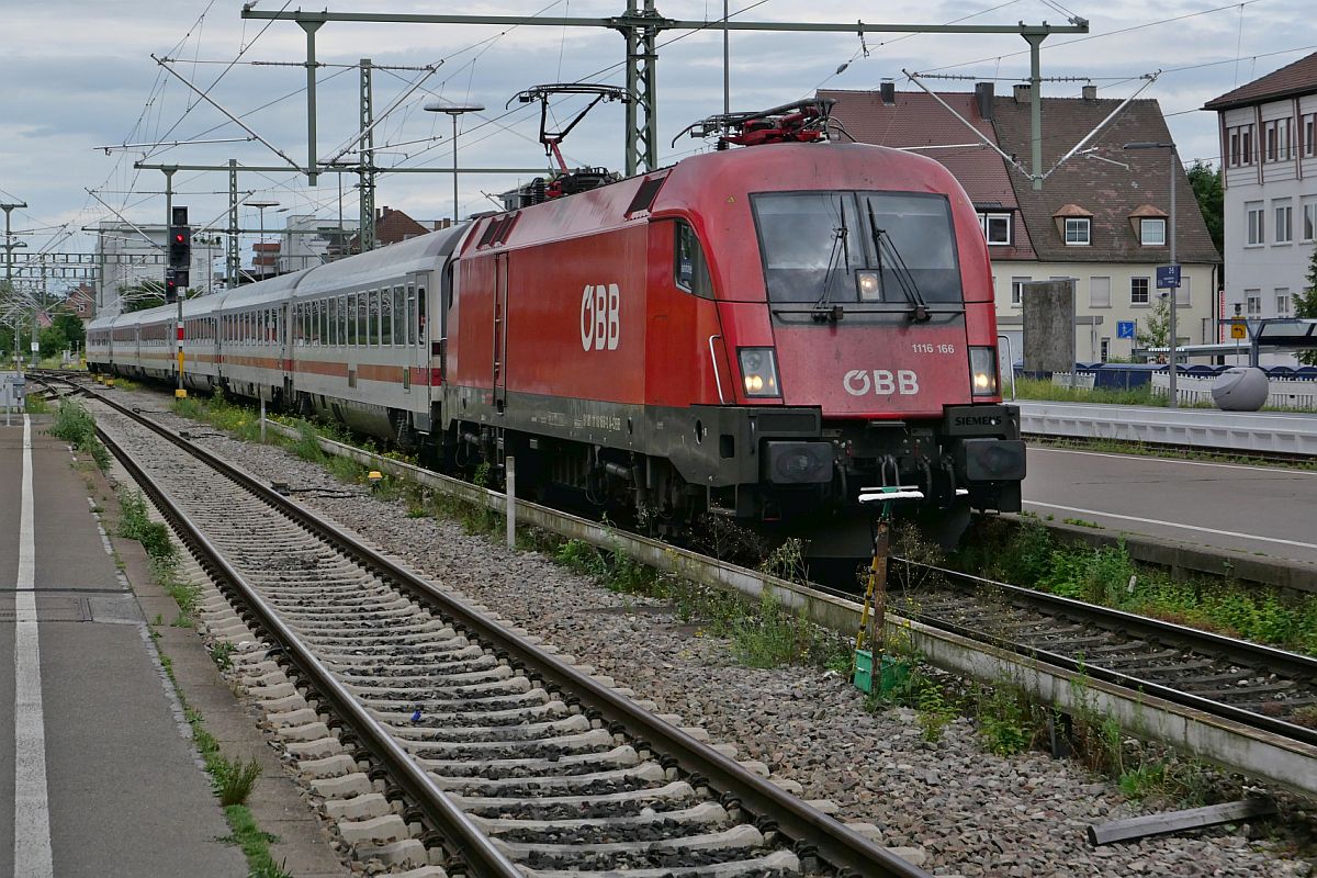 Einfahrt von 1116 166 mit den Wagen des RJ 890 / IC 890 von Bregenz nach Frankfurt (M) Hbf am 09.06.2022 in den Friedrichshafener Stadtbahnhof
