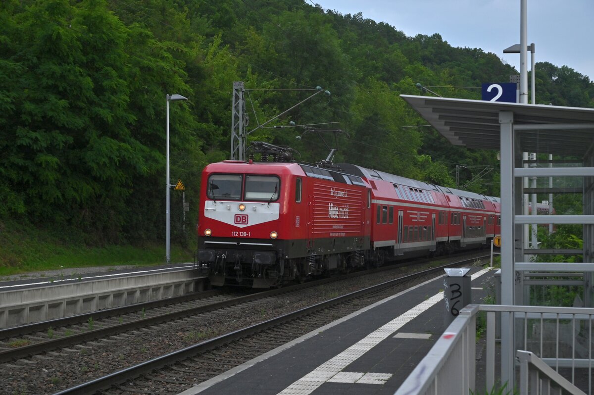 Einfahrt der 112 139 mit dem WFL Doppelstockzug als RE 12 Langläufer in Haßmersheim am Abend des 9.7.2021