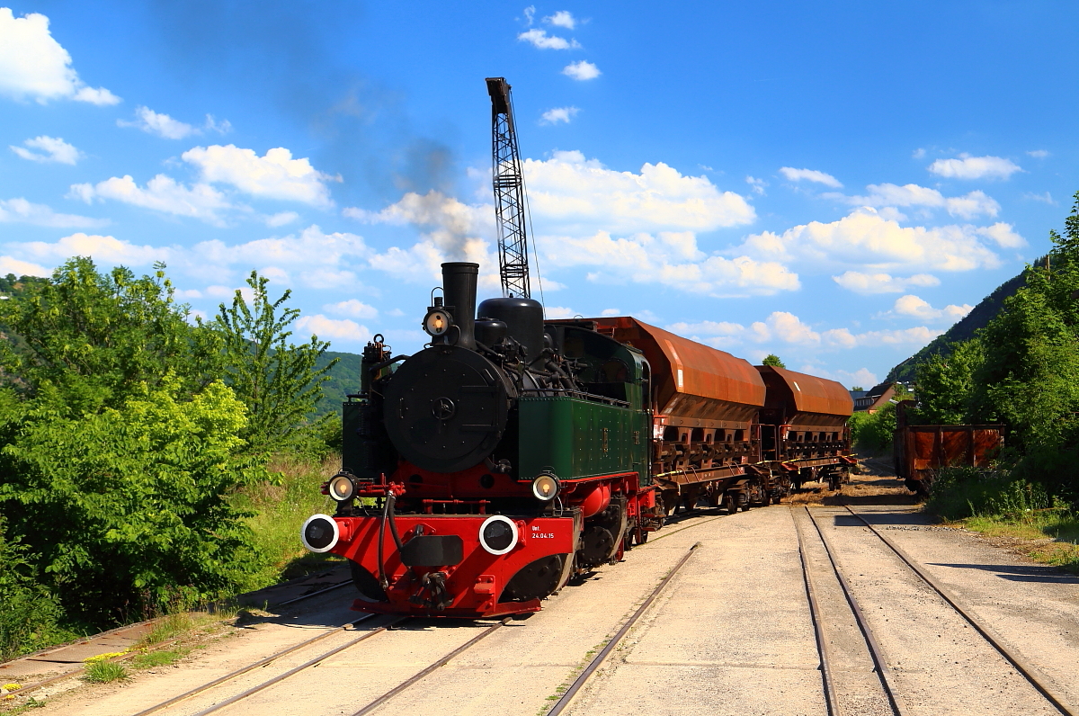 Einfahrt von 11sm der Brohltalbahn mit zwei Regelspurwaggons am 05.06.2015 in die Phonolith-Verladeanlage des Brohler Rheinhafens. Die Aufnahme entstand im Rahmen einer Fotoveranstaltung für Eisenbahnfreunde. Das Gelände ist normalerweise nicht öffentlich zugänglich und durch ein Tor gesichert. Für die Veranstaltung wurde es jedoch ausnahmsweise geöffnet. (Bild 5)