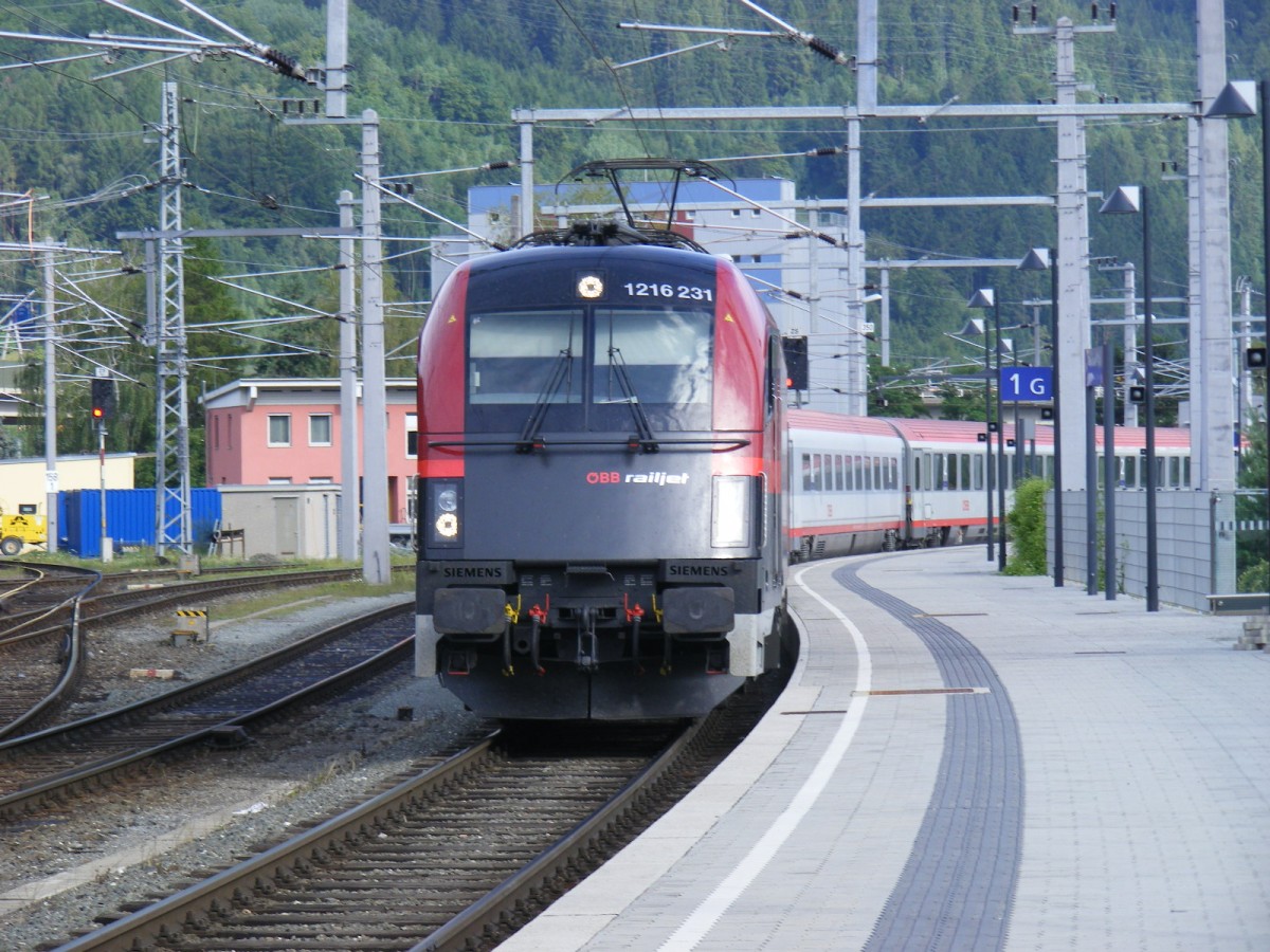Einfahrt der 1216 231 mit einer Railjet Ersatzgarnitur von Villach nach Wien in Bruck an der Mur am21.07.2014