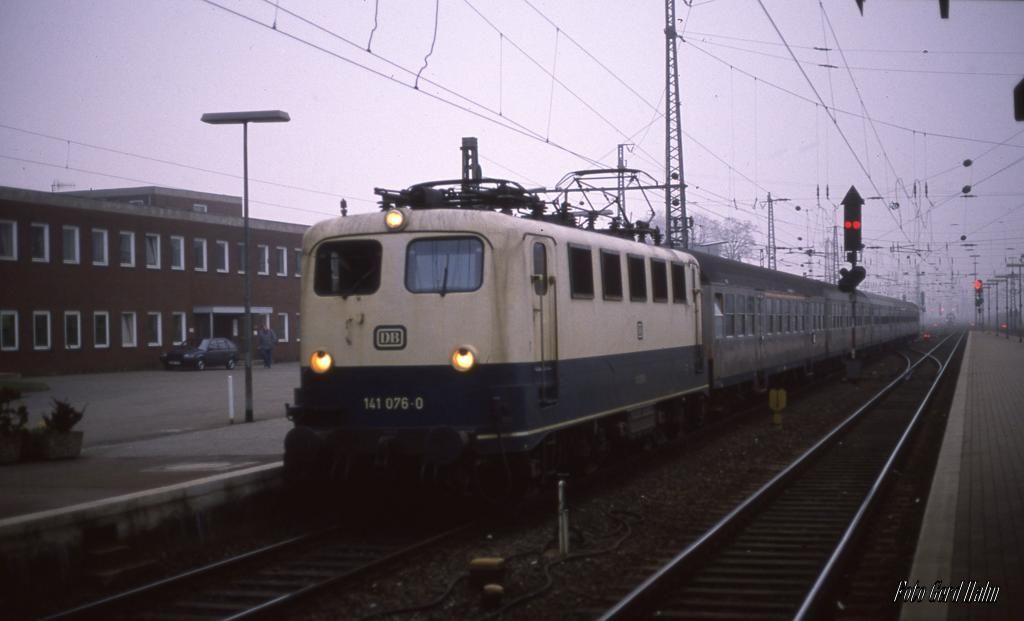 Einfahrt 141076 mit einem E aus Bremen am 19.1.1989 um 15.29 Uhr auf Gleis 1 des HBF Osnabrück.