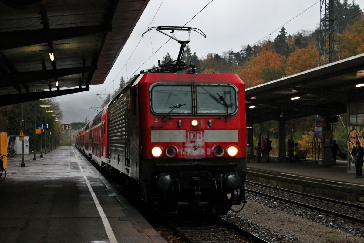 Einfahrt von 143 042-0 mit ein bisschen verschneiter Front und mit RB 26952 (Seebrugg - Freiburg (Brsg) Hbf) in Freiburg Wiehre. Am Zugschluss lief 143 050-3. (10.11.2013)