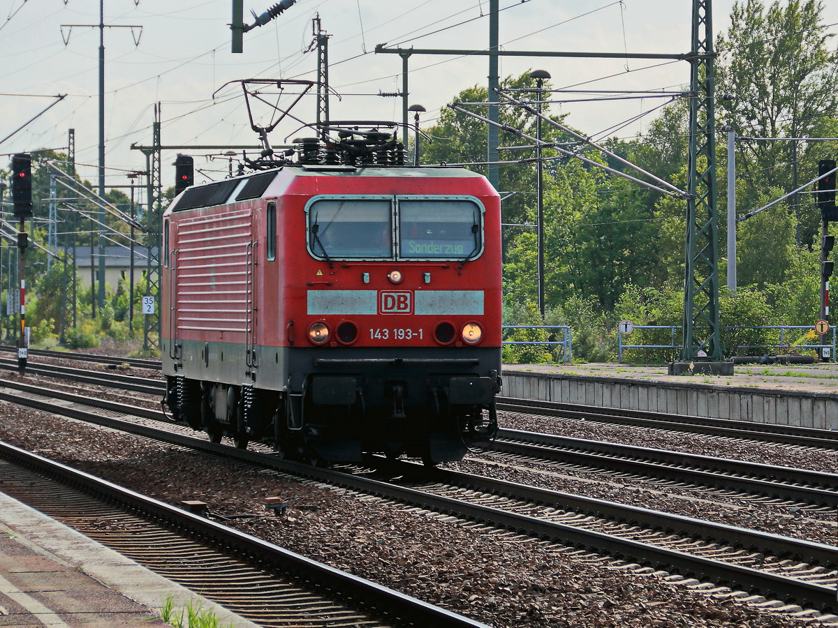 Einfahrt 143 193-1 als  Sonderzug  in den Bahnhof Berlin Flughafen Schönefeld am 15. August 2017.