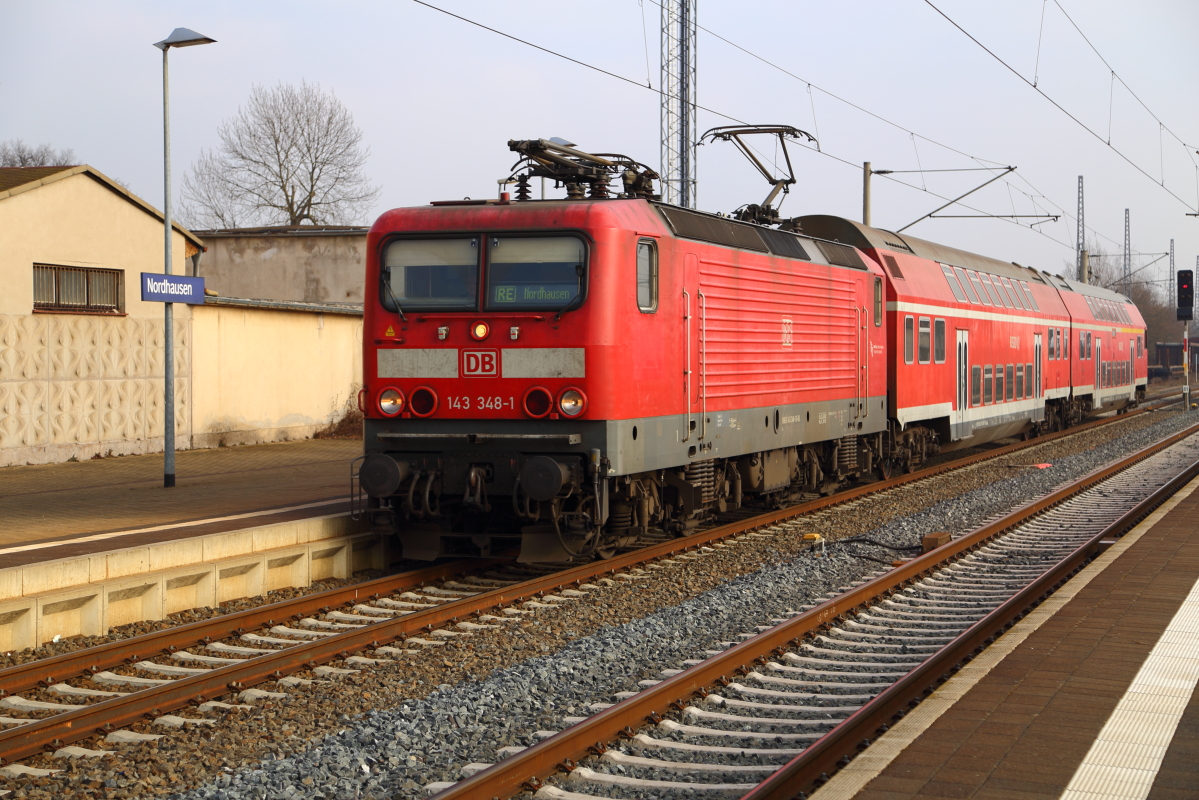 Einfahrt von 143 348 mit Regionalzug aus Halle/S. am 15.02.2015 in den Bahnhof Nordhausen.