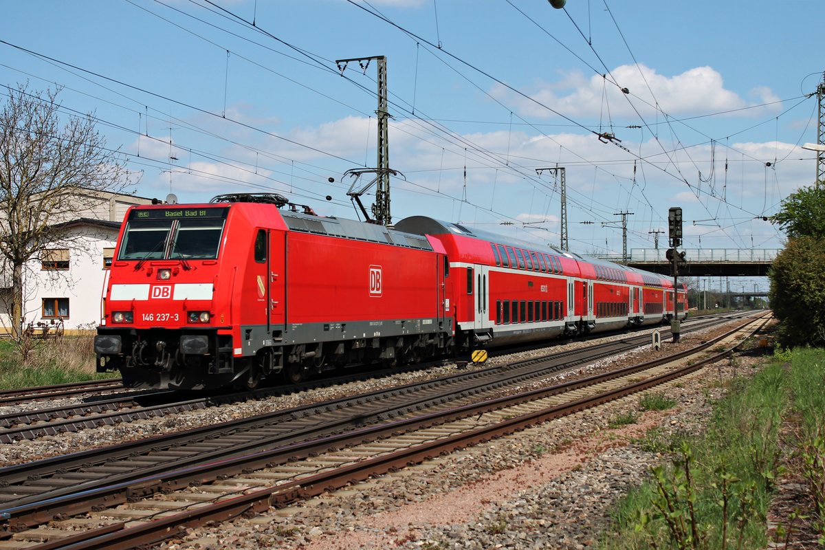 Einfahrt von 146 237-3  Karlsruhe  am 18.04.2015 mit einem RE (Offenburg - Basel Bad Bf) in Müllheim (Baden).