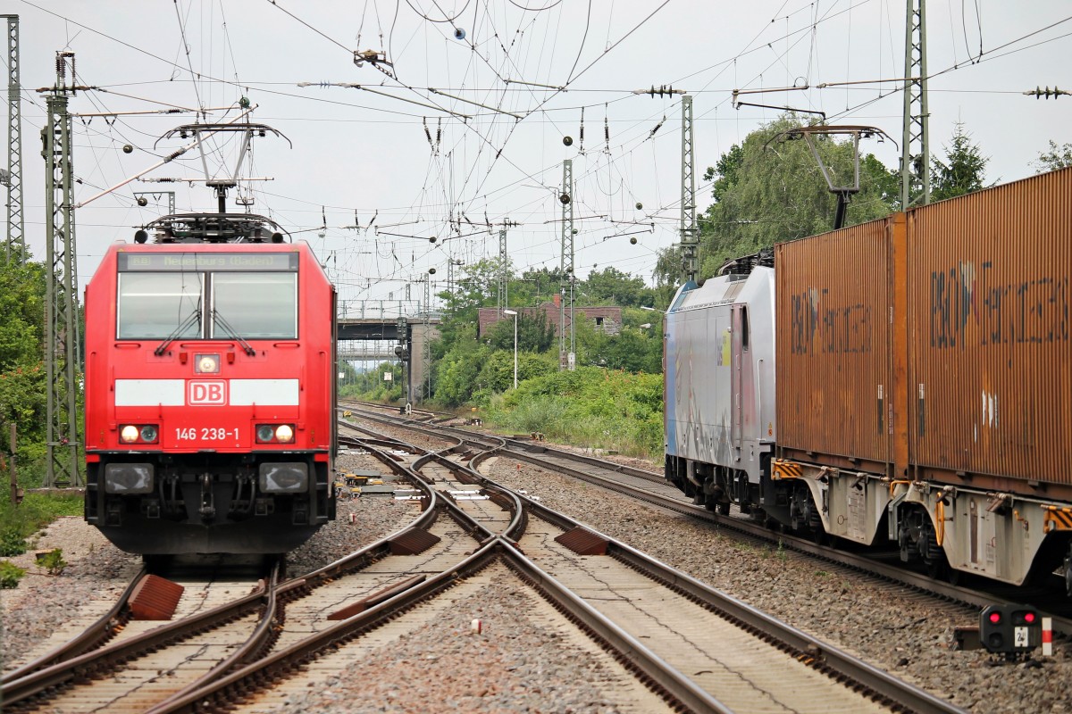 Einfahrt von 146 238-1 am 23.07.2014 mit einer RB nach Neuenburg (Baden) in Müllheim (Baden). Daneben sieht man die BLS Cargo 186 108, die zum gleichen Moment mit einem Containerzug durch den Bahnhof fuhr.