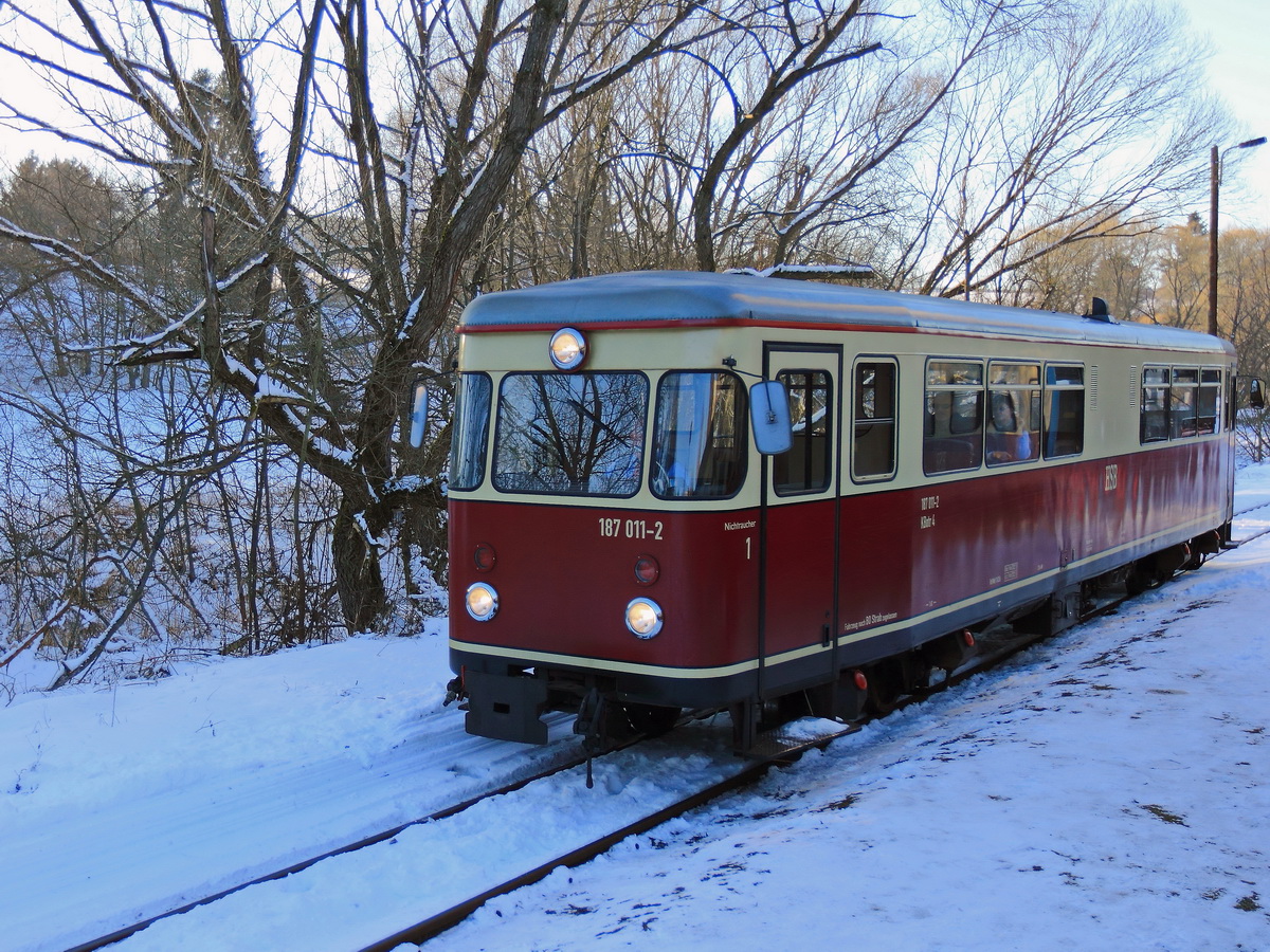 Einfahrt 187 011-2 der HSB am 22. Januar 2017 in den Bahnhof Straßberg (Harz).

