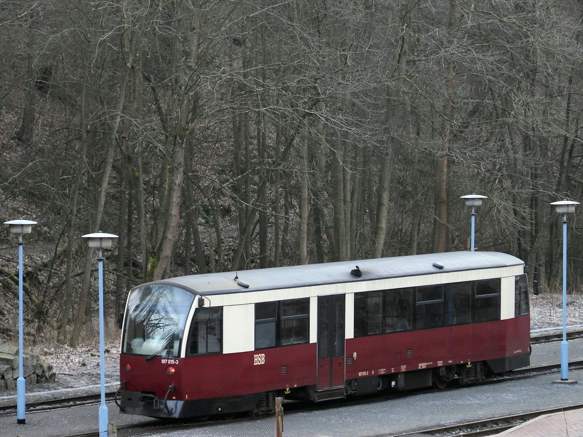 Einfahrt 187 015-3 in den Bahnhof Alexisbad am 25. Februar 2014 als HSB 8961 zur Weiterfahrt nach Harzgerode.

