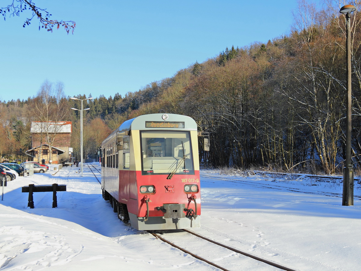 Einfahrt 187 017-9 in den Bahnhof Alexisbad zur Weiterfahrt nach Quedlinburg am 22. Januar 2017.