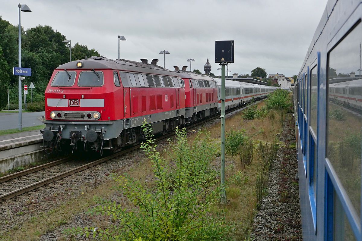 Einfahrt von 218 833-2 und 218 825-8 mit den Wagen des IC 2311, Westerland (Sylt) - Karlsruhe, in den Bahnhof von Heide (Holst) am 28.08.2021