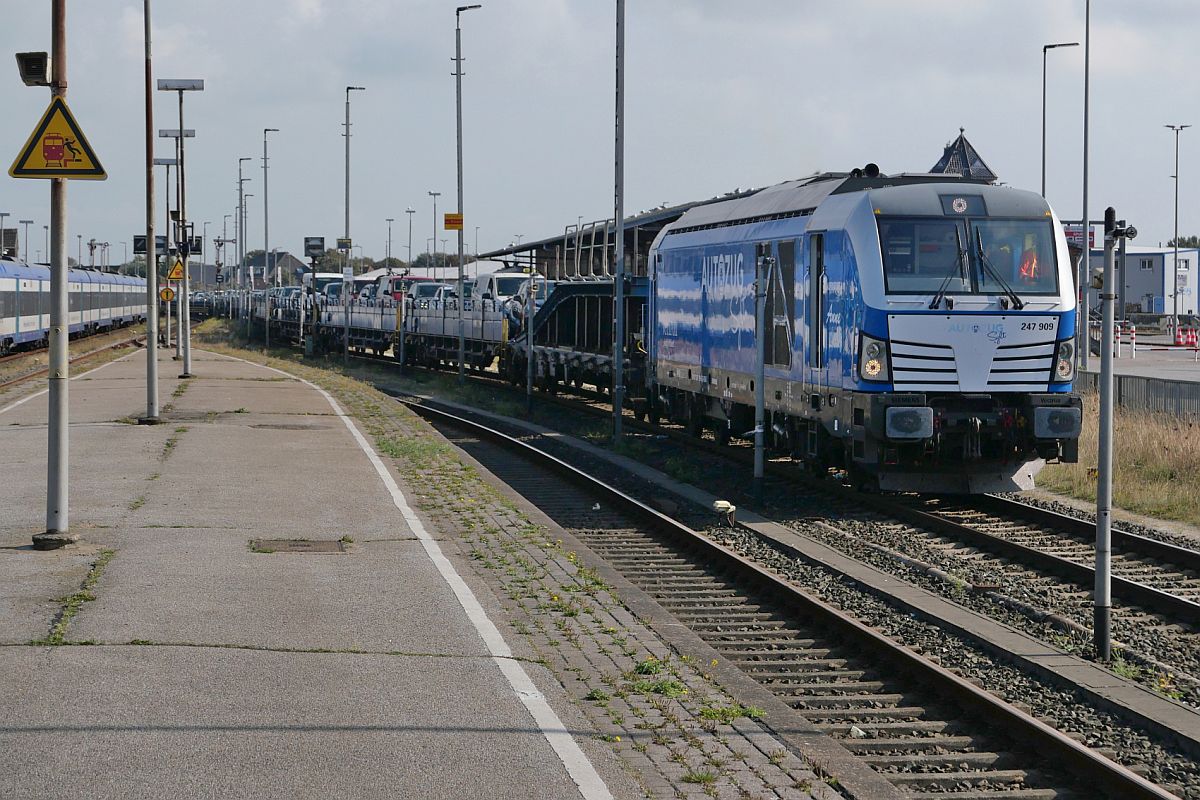 Einfahrt von 247 909 mit einem RDC AUTOZUG Sylt in den Bahnhof von Westerland (Sylt) am 06.09.2021