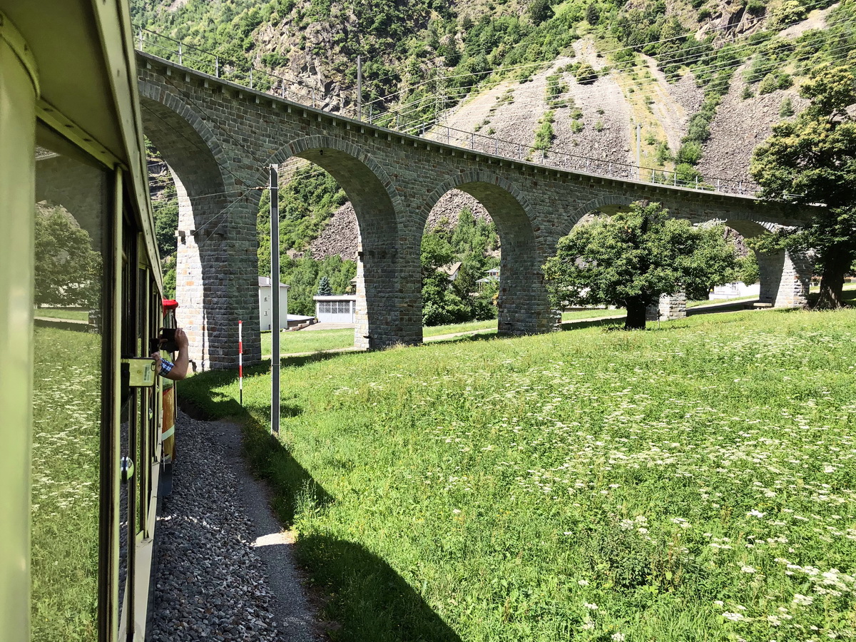 Einfahrt in die 360 Grad Kehre auf der Berninalinie am 30. Juni 2018.