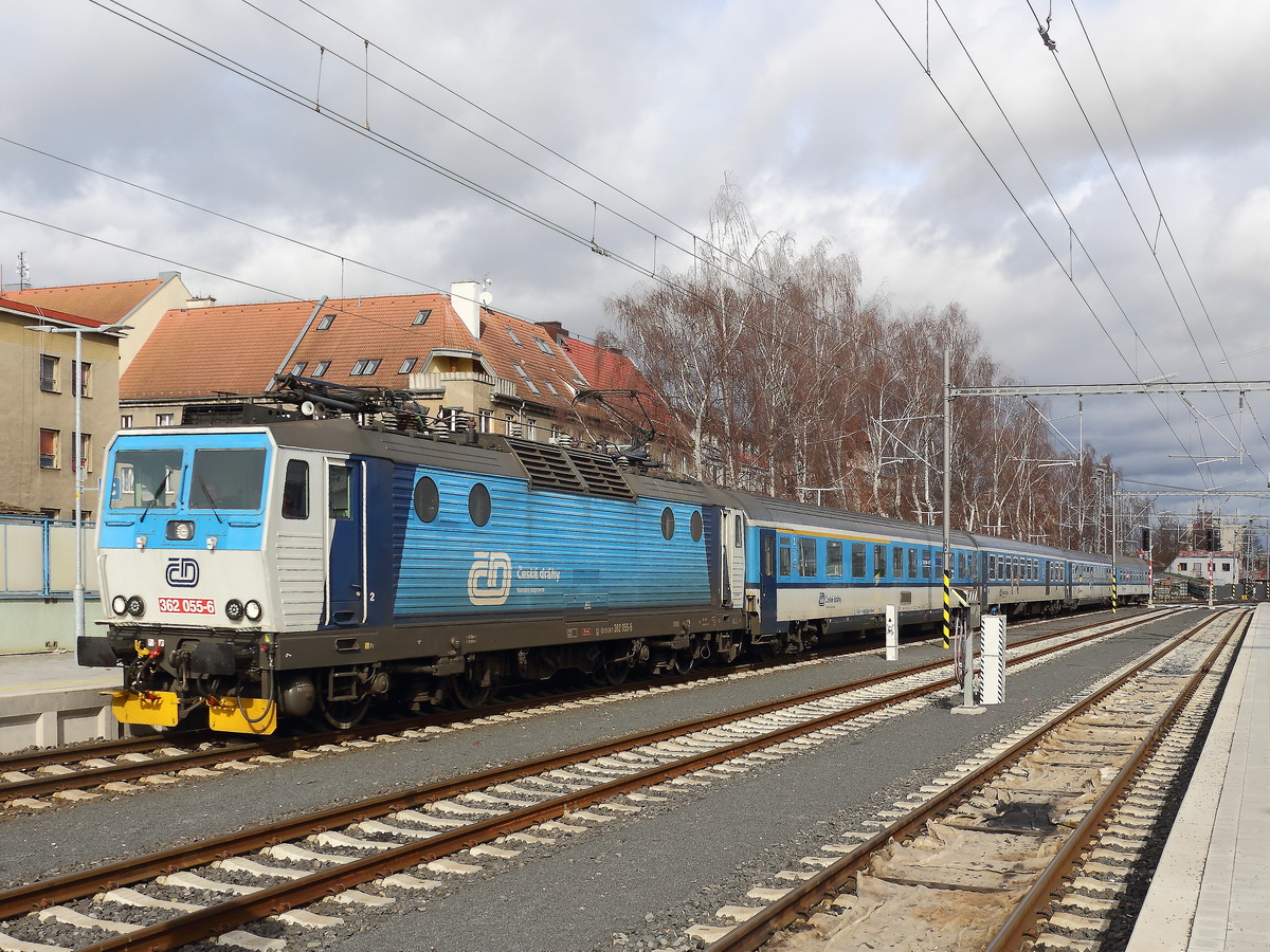 Einfahrt 362 055-6 mit einem Schnellzug in Cheb am 01. März 2020.