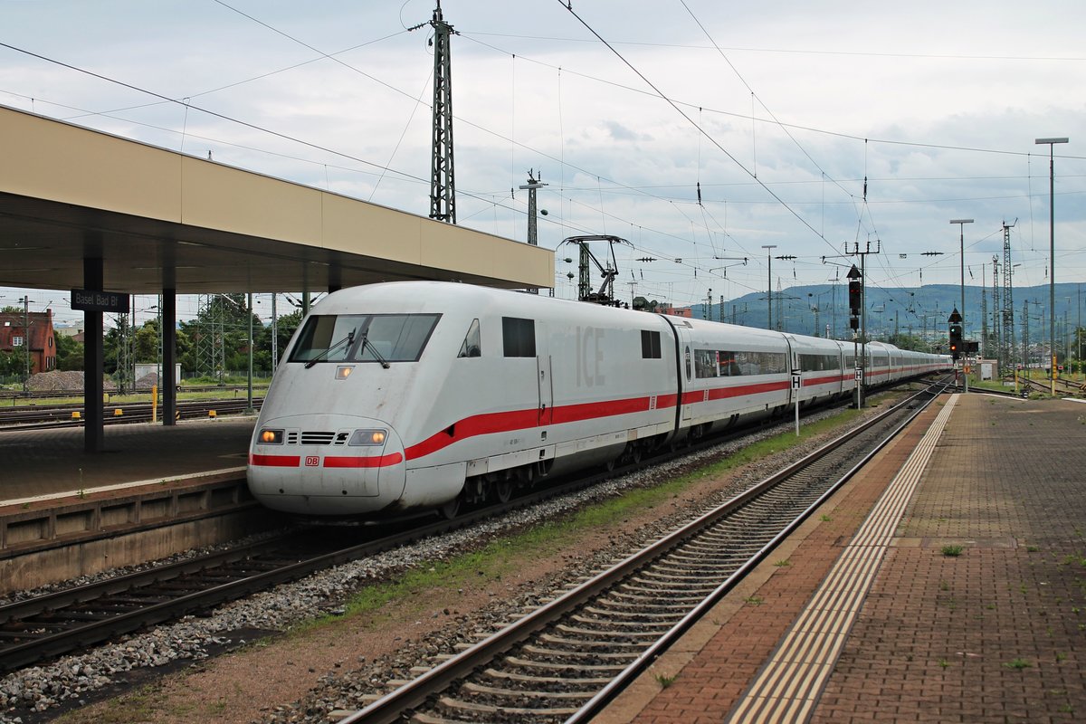 Einfahrt von 401 506-1/401 009-6  Itzehoe  am 22.06.2015 als ICE 70 (Basel SBB - Hamburg Altona) in den Badischen Bahnhof von Basel.