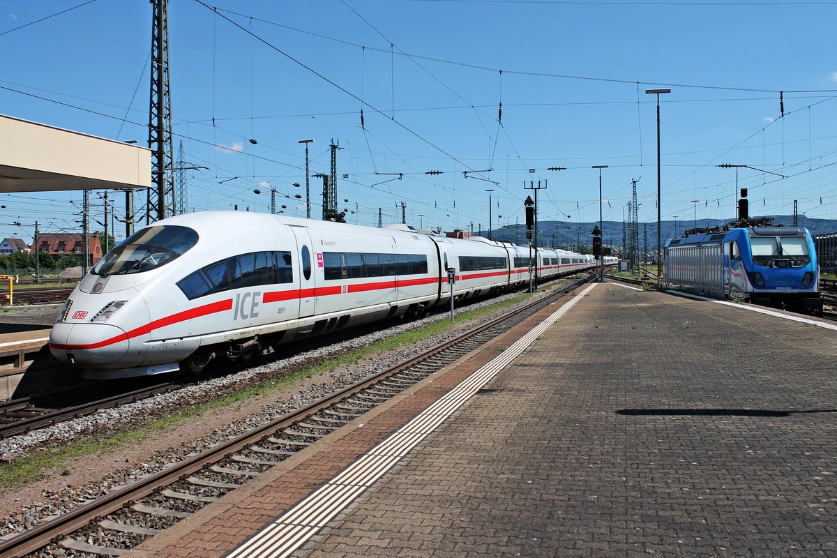 Einfahrt von 406 011-7 (4611)  Düsseldorf  als ICE 504 (Basel SBB - Köln Hbf) zusammen mit NS 406 551-2 (4651)  Amsterdam  als ICE 104 (Basel SBB - Amsterdam CS) am 24.06.2015 in den Badischen Bahnhof von Basel. Am rechten Bildrand steht Bombadier 187 003-9  Hans-Werner  abgestellt.