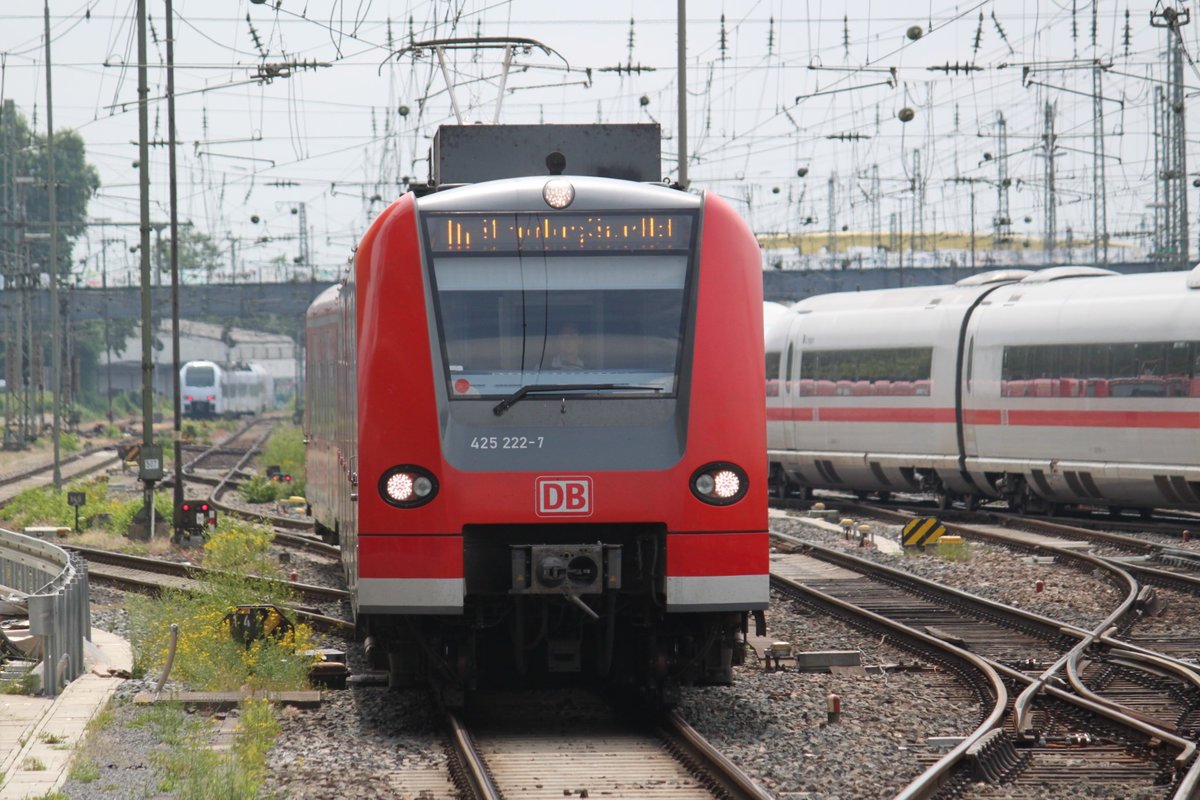 Einfahrt von 425 222 als S1 nach Homburg in den Hauptbahnhof Mannheim am 05.06.2017.