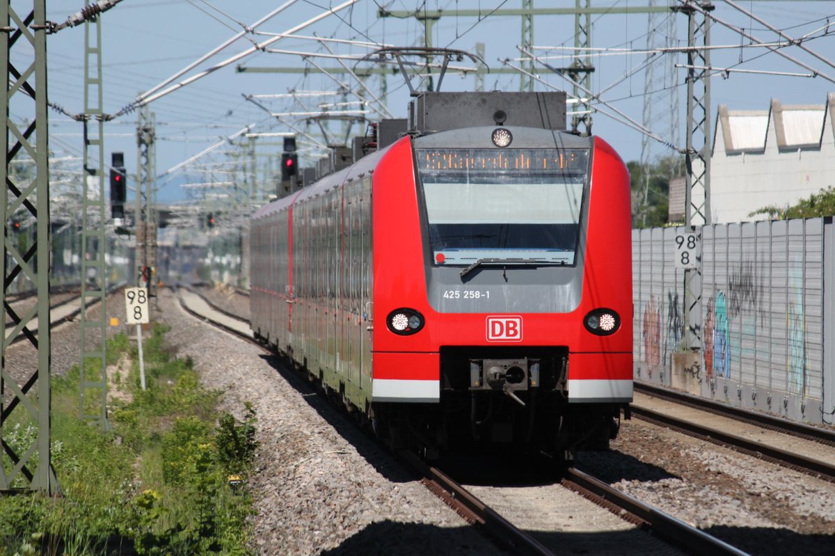 Einfahrt einer 425er Doppeltraktion als S2 nach Kaiserslautern am 26.05.2017 in Limburgerhof.