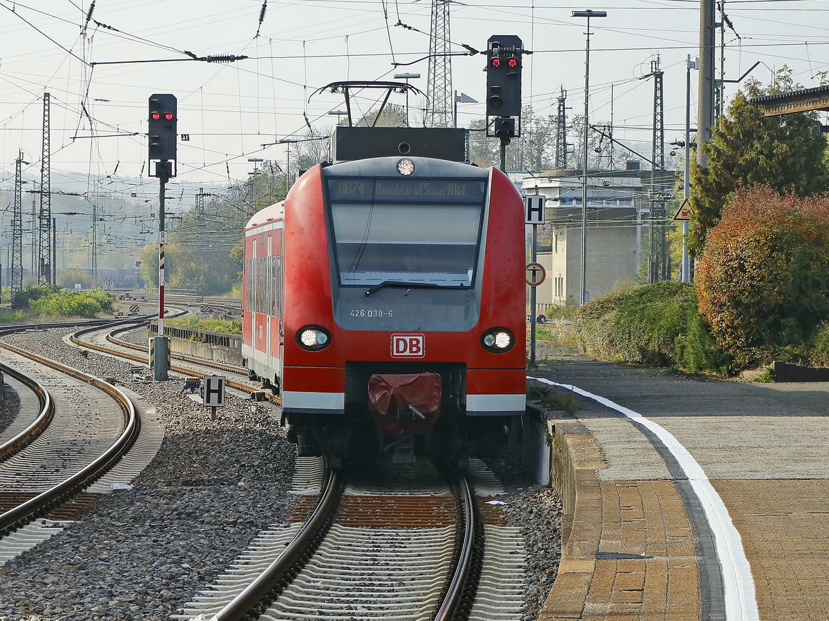 Einfahrt  426 038-6 der DB als RB 74 nach Homburg (Saar) Hbf in den Hauptbahnhof Neunkirchen (Saar) am 19. Oktober 2018.
