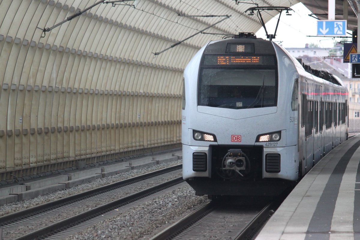 Einfahrt von 429 127 als RE1 nach Mannheim aus Koblenz kommend am 05.06.2017 in Ludwigshafen Mitte.