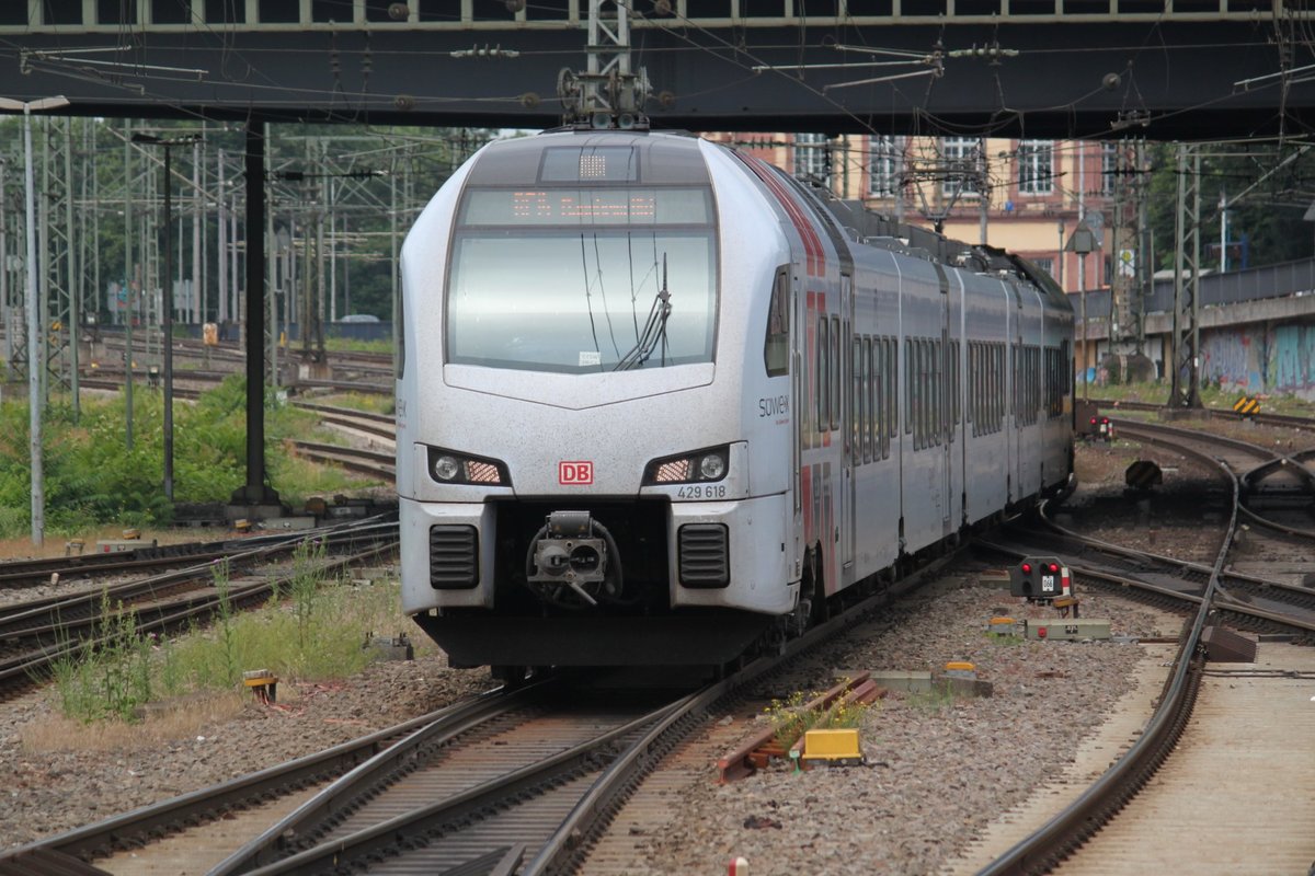 Einfahrt von 429 618 als RE14 aus Mainz am 05.06.2017 in Mannheim Hauptbahnhof.