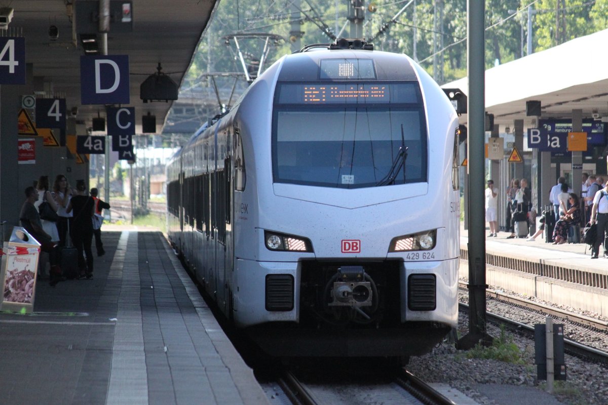 Einfahrt von 429 624 als RE1 aus Koblenz am 14.06.2017 in Mannheim Hauptbahnhof.