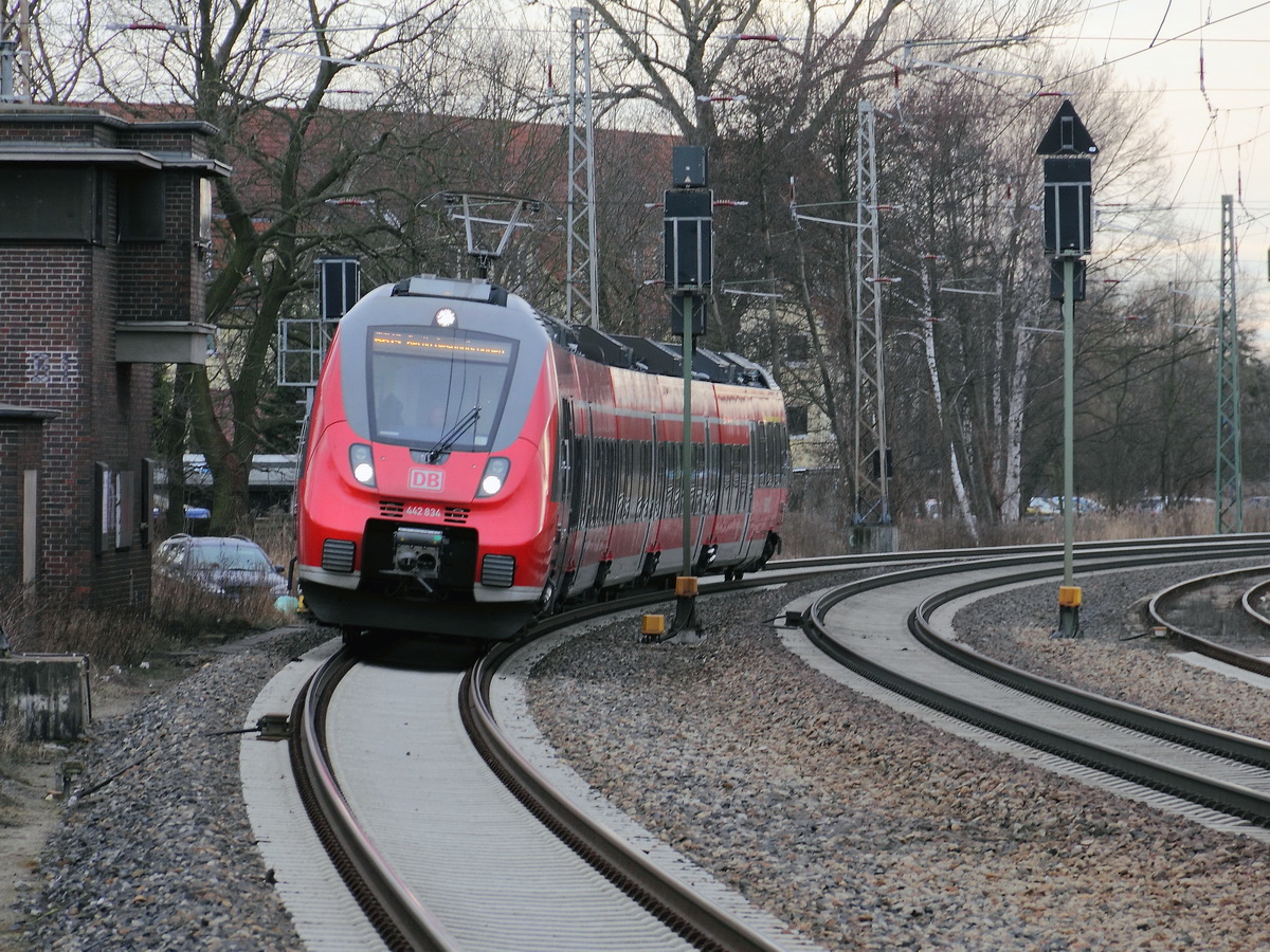 Einfahrt 442 834 und 442 334 als RB 19 (RB 18570) in den Bahnhof Bestensee zur Weiterfahrt nach Berlin Gesundbrunnen am 08. Februar 2014,
(Am Signal in der Bildmitte ausgerichtet).