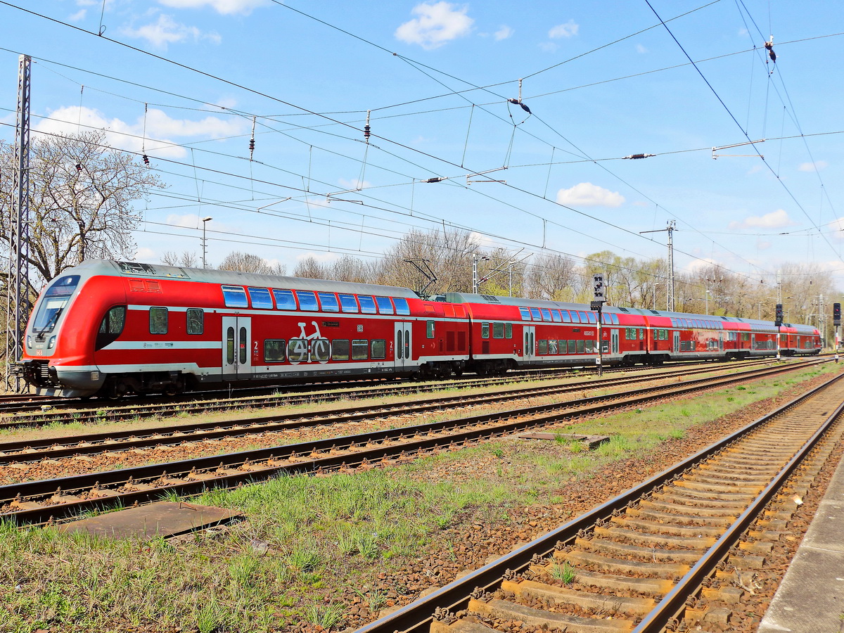 Einfahrt 445 007/ 445 003 als RE 5 nach Elsterwerder in den Bahnhof Zossen am 21. April 2021.