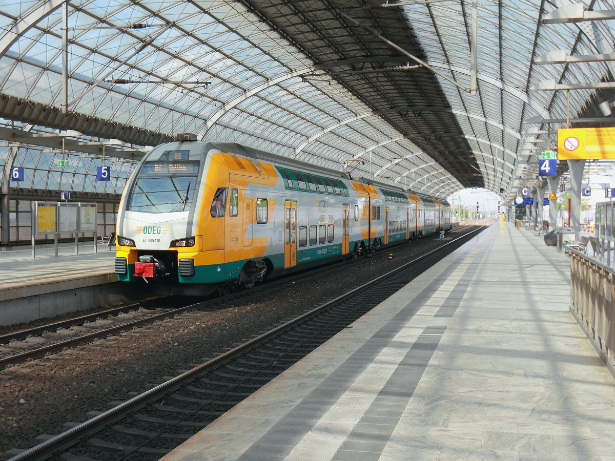 Einfahrt 445.110 der Ostdeutschen Eisenbahn  (ODEG) als RE 2 nach Cottbus in den Bahnhof Berlin Spandau auf Gleis 5 am 29. Mai 2015.