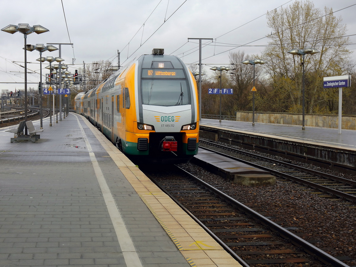 Einfahrt 445.112 der Ostdeutschen Eisenbahn  (ODEG) als RE 2 nach Wittenberge
in den Bahnhof Berlin Zoologischer Garten am 01. April 2015. 
