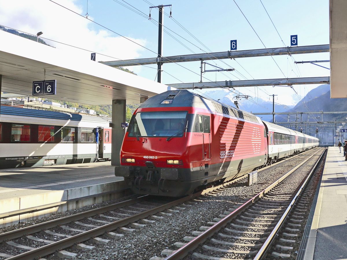 Einfahrt 460 067-2 am 16. Oktober 2019 in den Bahnhof von Visp.