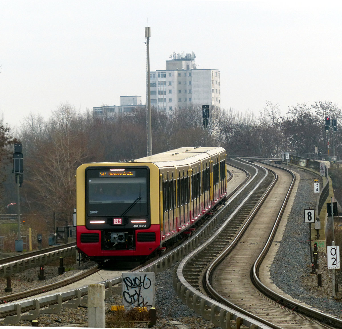 Einfahrt von 484 002A nach Hermannstraße im Bahnhof Neukölln. In Berlin darf man seine Wohnung wegen der Corona-Pandemie nur noch aus triftigem Grund verlassen - eine neue S-Bahn-Baureihe scheint für viele, mich eingeschlossen, ein solcher gewesen zu sein. :-) 2.1.2021
