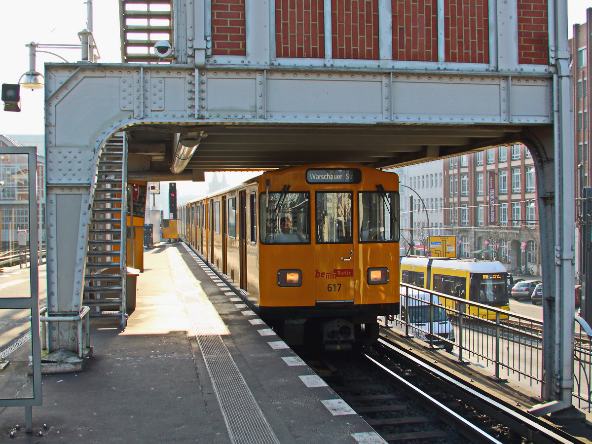 Einfahrt 617 Berliner U-Bahn in den Bahnhof Warschauer Straße am 07. Februar 2018 hier unterhalb des U-Bahn Stellwerk 